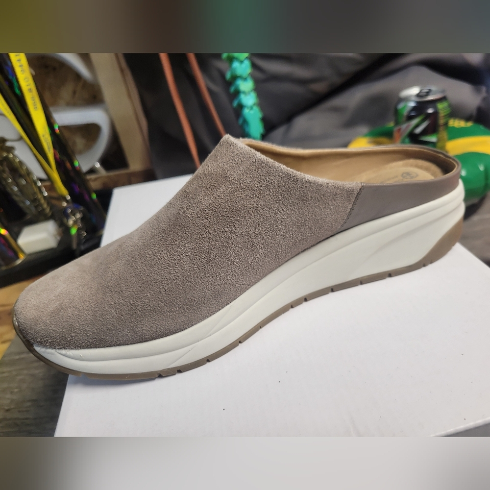 GIANI BERNINI NIB Nathaleel Taupe Slip On Shoes Women's Size 9.5 - Picture 2 of 8
